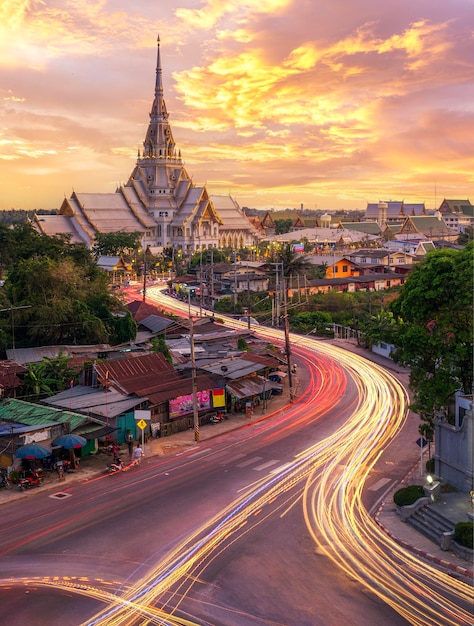 wat sothonwararam ze światłem z samochodu i zachodem słońca w starym mieście cha choeng sao w Tajlandii