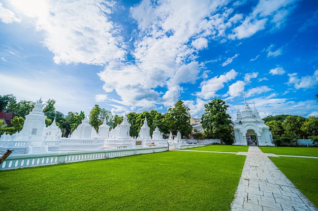 Wat Suan Dok to świątynia buddyjska Wat na niebie o zachodzie słońca jest główną atrakcją turystyczną w północnej Tajlandii w Chiang MaiPodróże po Azji Południowo-Wschodniej Miejsca publiczne