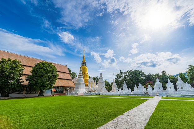 Wat Suan Dok to świątynia buddyjska Wat na niebie o zachodzie słońca jest główną atrakcją turystyczną w północnej Tajlandii w Chiang MaiPodróże po Azji Południowo-Wschodniej Miejsca publiczne