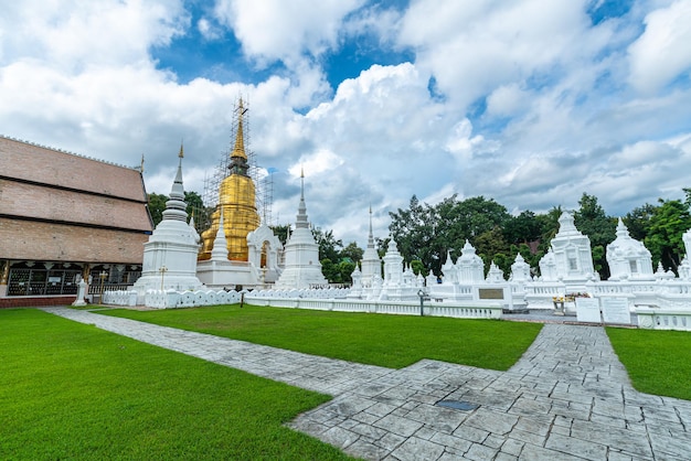 Zdjęcie wat suan dok to świątynia buddyjska wat na niebie o zachodzie słońca jest główną atrakcją turystyczną w północnej tajlandii w chiang maipodróże po azji południowo-wschodniej miejsca publiczne