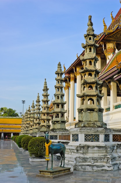 Wat Suthat to królewska świątynia w Bangkoku w Tajlandii