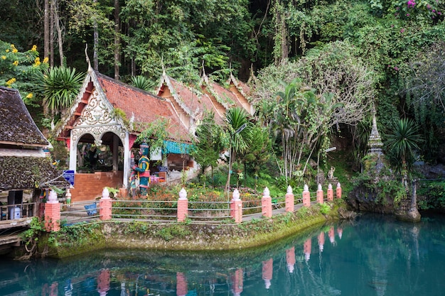 Zdjęcie wat tham chiang dao, prowincja chiang mai, północna tajlandia