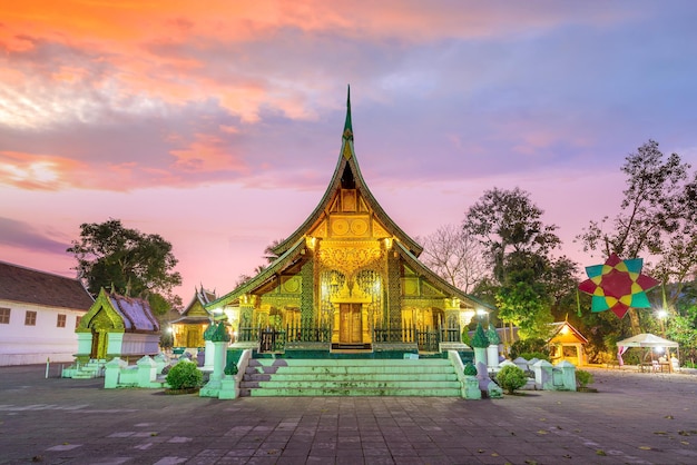 Wat Xieng Thong, najpopularniejsza świątynia w Luang Pra bang, Laos o zachodzie słońca