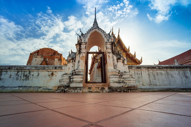 Wat Yai Chom Prasat Samut Sakhon Province TajlandiaZabytkowe miejsce świątyni tajskiej Wat Yai Chom