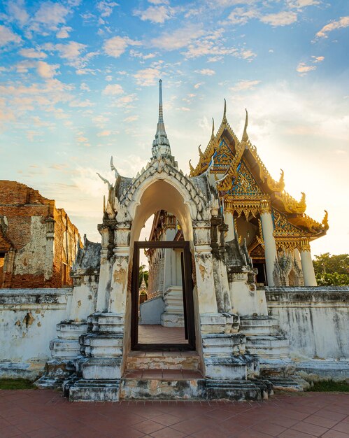 Wat Yai Chom Prasat Samut Sakhon Province TajlandiaZabytkowe miejsce tajskiej świątyni Wat Yai Chom Prasa