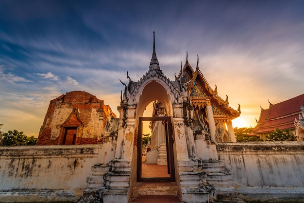 Wat Yai Chom Prasat Samut Sakhon Province TajlandiaZabytkowe miejsce tajskiej świątyni Wat Yai Chom Prasa