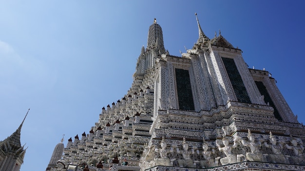 Wata Arun porcelany duży pagoda w Bangkok Thailand w czystej nieba i rzeki stronie