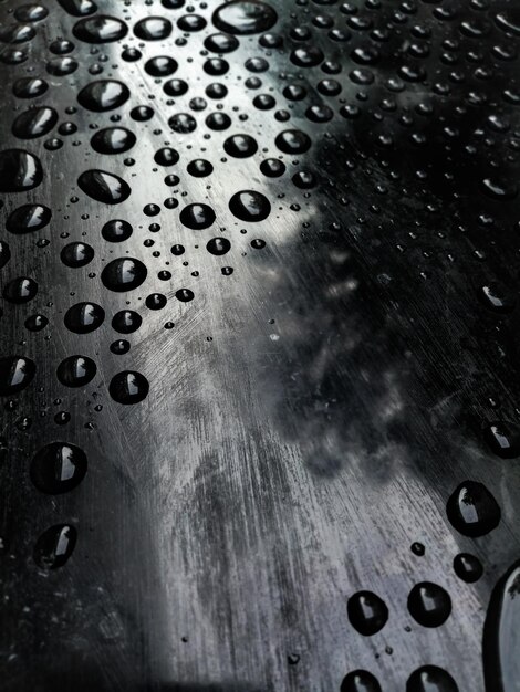 Zdjęcie watet drop na czarnym marmurze dla abstrakcyjnego tła