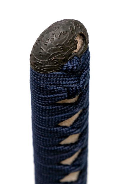 Wave design Kaszira tyłek lub rękojeść wykonane ze stali na końcu rękojeści z granatowego jedwabnego sznurka Japoński miecz izolowany na białym tle Selektywna ostrość