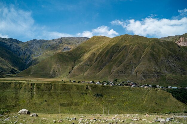 Wąwóz panoramiczny wioski z zieloną przyrodą Swanetii wokół gór Kaukazu i jeźdźcem konnym