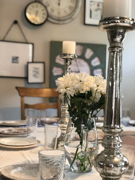 Zdjęcie waza kwiatów na stole w domu