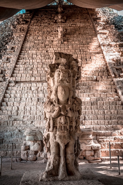 Ważniejsza postać w świątyniach Copan Ruinas. Honduras