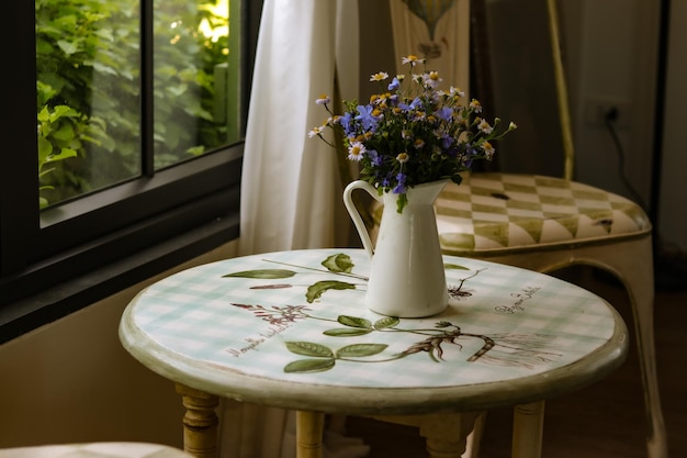 Zdjęcie wazon z kwiatami na stole w domu