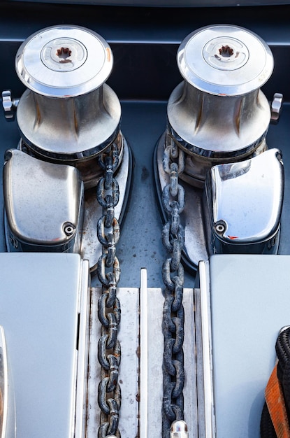 Zdjęcie wciągarki kotwiczne z częścią łańcucha kotwicznego na pokładzie luksusowego jachtu widok z góry