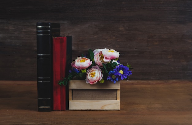 Wciąż życie teksta książka z kwiatu bukietem na drewno stole