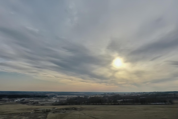 wczesna wiosna pole widok z góry dron, abstrakcyjny lot krajobrazowy