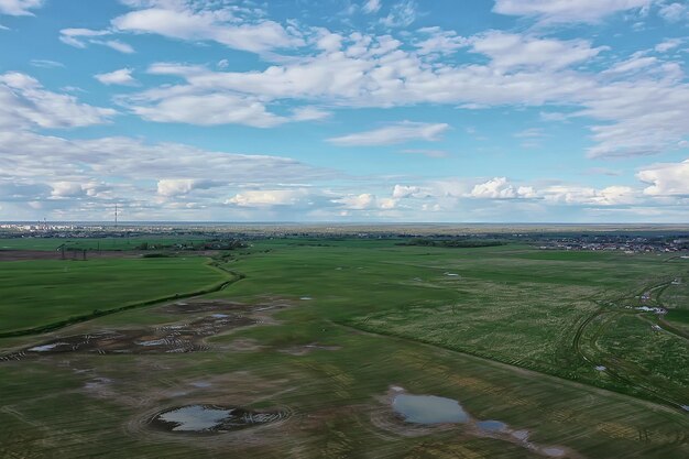 wczesna wiosna pole widok z góry dron, abstrakcyjny lot krajobrazowy