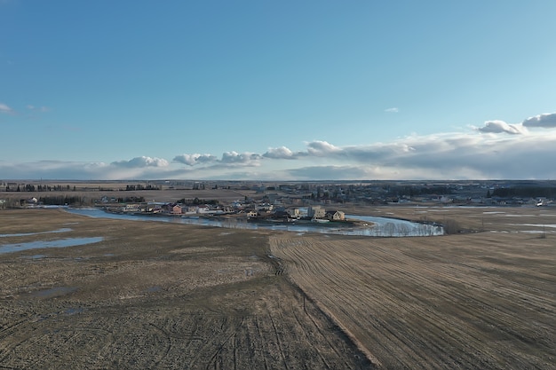 wczesna wiosna pole widok z góry dron, abstrakcyjny lot krajobrazowy