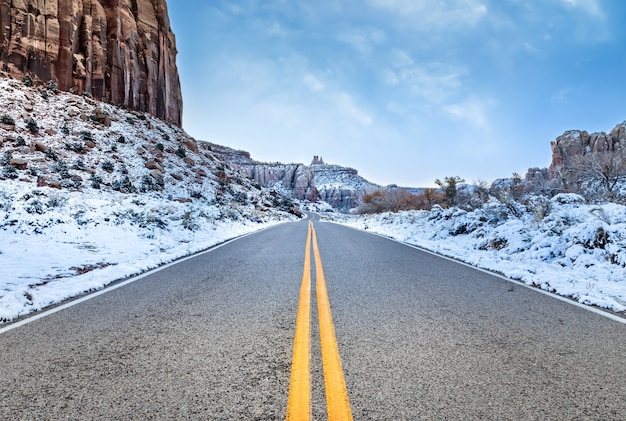 Wczesna zima, droga prowadząca do Needles Overlook w Utah ze śniegiem