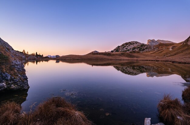 Wcześnie rano jesienne alpejskie Dolomity scena górska Pokojowa ścieżka Valparola i widok na jezioro Belluno Włochy