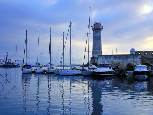 Wcześnie rano w porcie Antibes we Francji