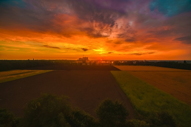 Wczesny Pomarańczowy Jasny Wschód Natura Miasta Z Dala Od Pola.