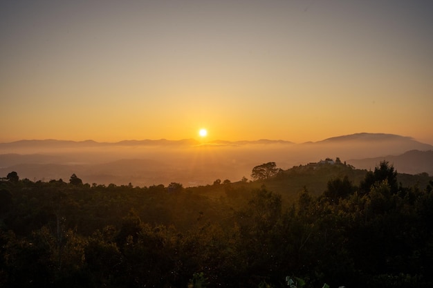 Wczesny poranek, gdy zachodzi słońce nad pasmem górskim Bao Loc w prowincji Lam Dong w Wietnamie