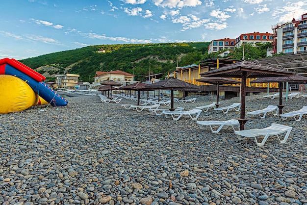 Wczesny poranek na kamienistej plaży