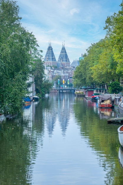 Wczesny poranek na kanale amsterdamskim