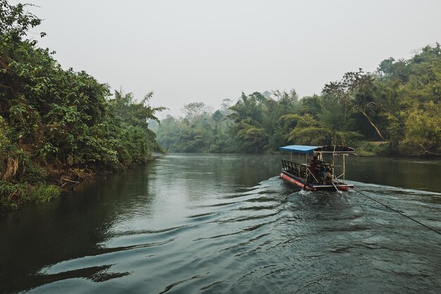 Wczesny poranek nad rzeką Kwai w Tajlandii z drewnianą tratwą, podróż na zewnątrz koncepcji turystycznej