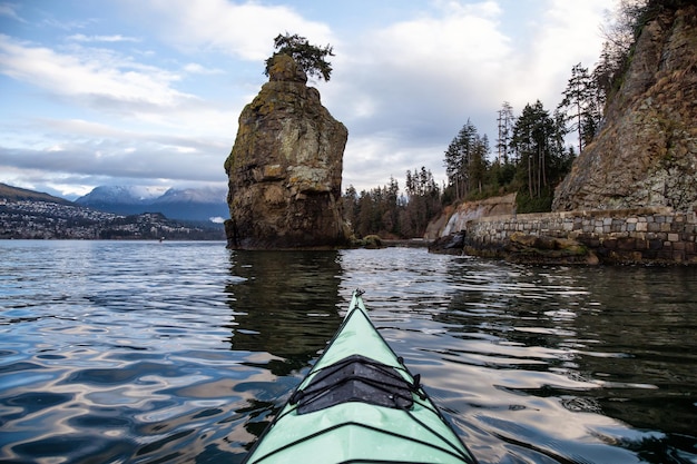 Wczesny poranek widok z kajaka Siwash Rock w Stanley Park