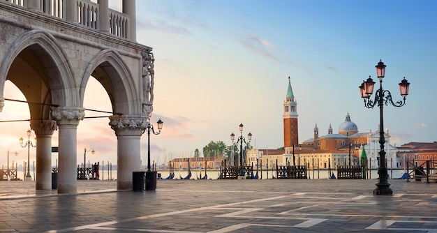 Wczesnym rankiem nad placem San Marco w Wenecji, Włochy