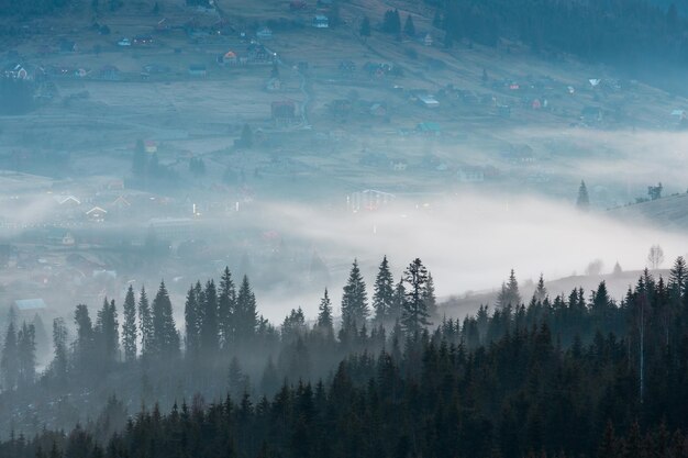 Wczesnym rankiem wiosna Karpaty