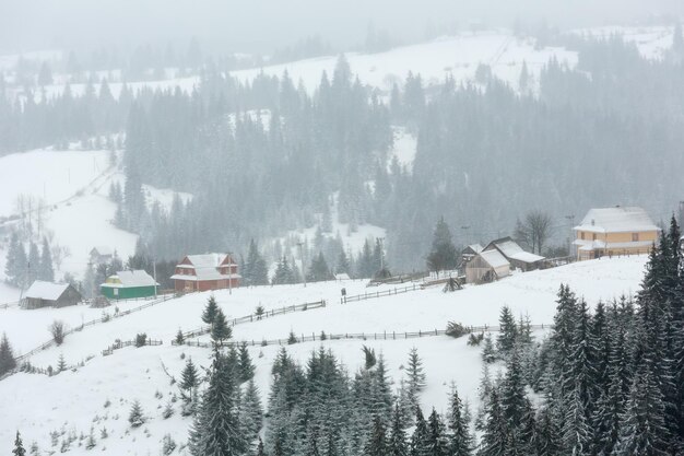 Wczesnym rankiem zimowy krajobraz górskiej wioski