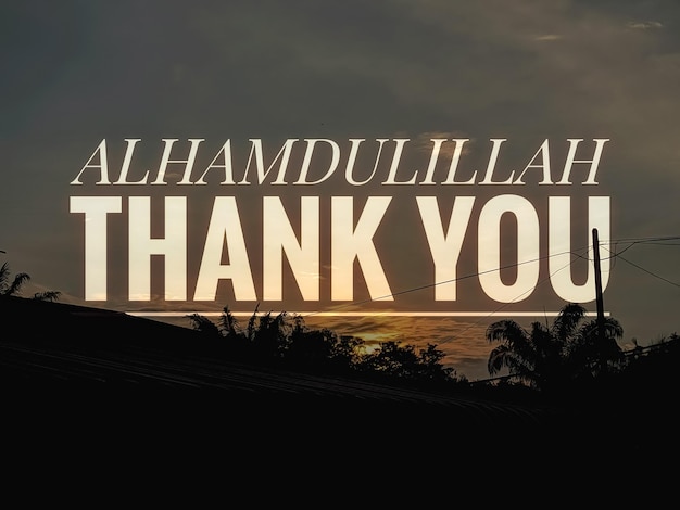 Wdzięczny cytat ALHAMDULILLAH DZIĘKUJĘ odizolowany na zachodzie słońca krajobraz nieba Islamski cytat