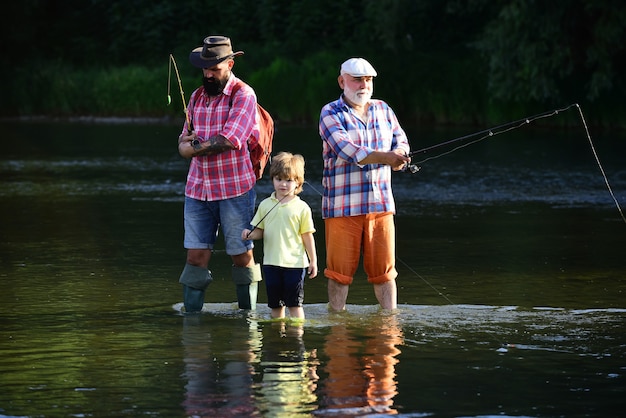 Wędkarstwo muchowe dla seniorów pstrągów Łowienie ryb z synem i wnukiem stało się popularnym rekreacyjnym...