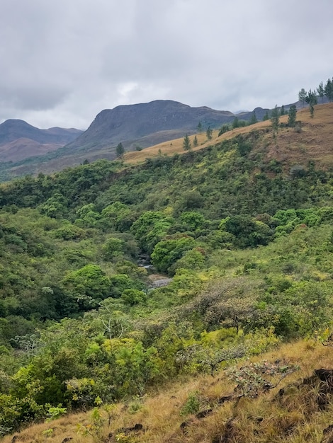 Zdjęcie wędrowanie przez góry między wzgórzami i wodospadami w panamie