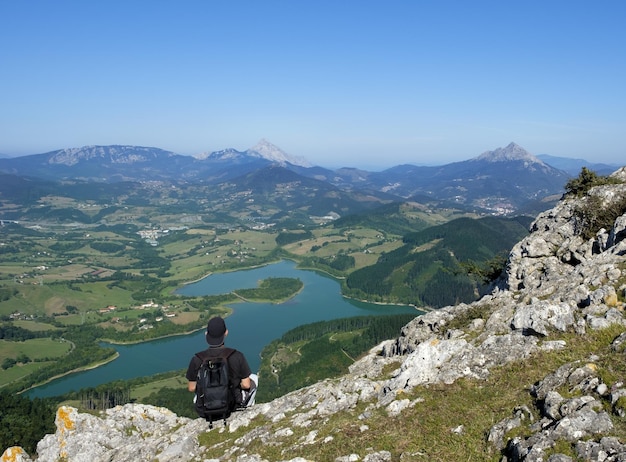 Wędrowca na szczycie góry Orkatzategi i zbiornik Urkulu w tle Euskadi