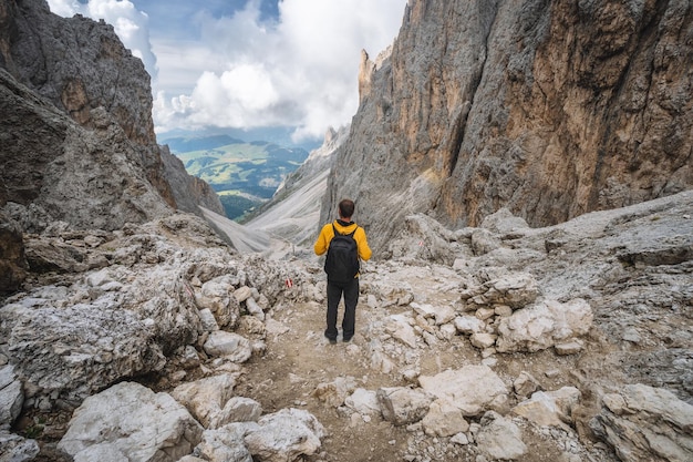 Wędrówka przez Forcella del Sassolungo Langkofel Col w Dolomitach we Włoszech