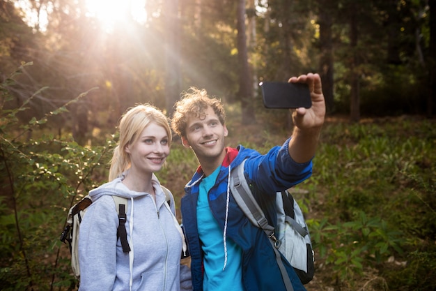 Wędrówki para przy selfie