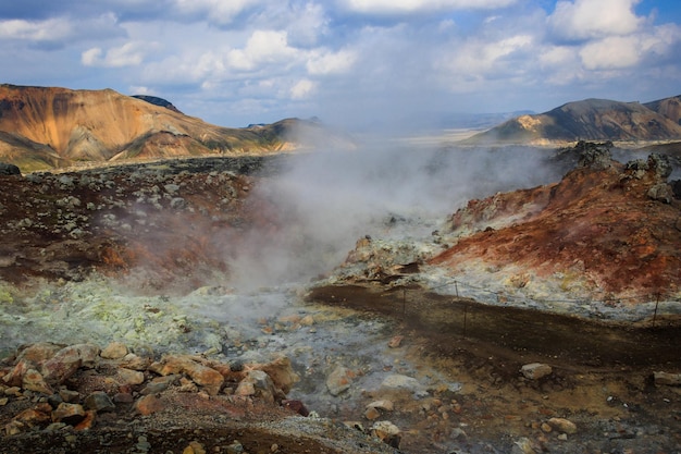 Wędrówki po górach ze śniegiem, zielonym mchem wulkanicznym, kolorową górą, Landmannalaugar, Islandia