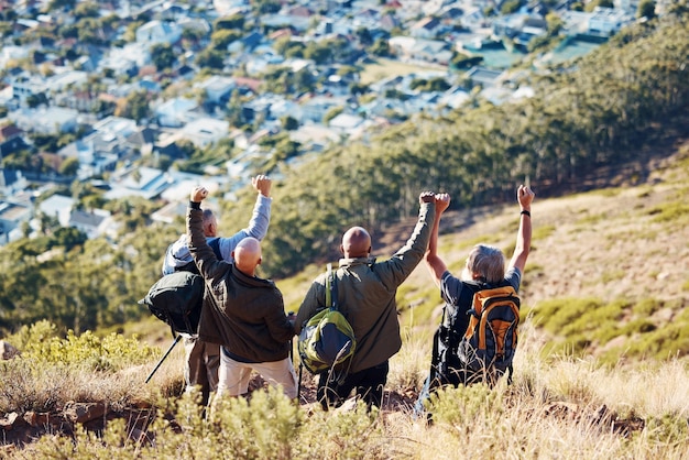 Wędrówki po mieście i sukces oraz starcy w górach na fitness, trekking i przygodę z plecakiem Odkrycie odkrywcy i wyprawa z przyjaciółmi wspinaczka górska dla zdrowia emerytura i podróż