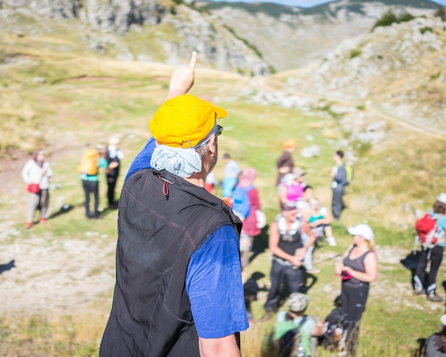 Zdjęcie wędrówki trekkingowe w górach prowadzącej grupę