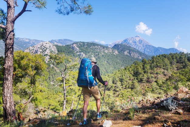 Wędrówki w słynnym szlaku Lycian w Turcji. Backpacker na szlaku.