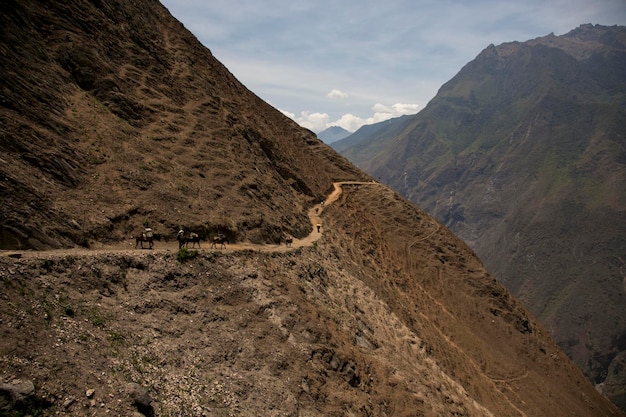 Wędruj przez kanion Apurimac do ruin Choquequirao, stanowiska archeologicznego Inków w Peru.