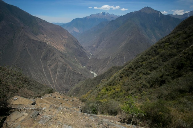 Wędruj przez kanion Apurmac do ruin Choquequirao, stanowiska archeologicznego Inków w Peru.