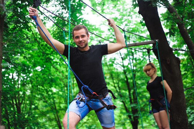 Wędrując po parku linowym dwoje młodych ludzi