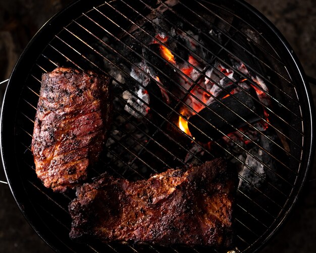 Zdjęcie wędzone żeberka na grillu, widok z góry