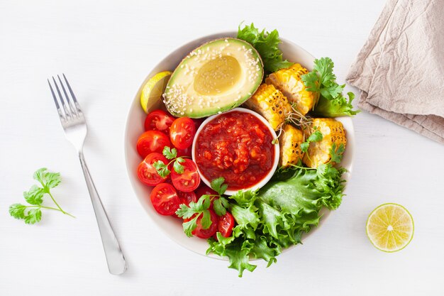 Wegańska miska Buddy. zdrowa miska na lunch z awokado, pomidorem, kukurydzą i salsą