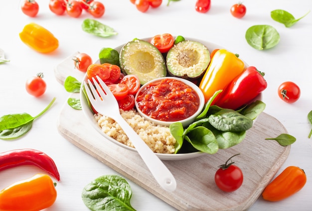 Wegańska miska Buddy. zdrowa miska na lunch z awokado, pomidorem, papryką, komosą ryżową i salsą